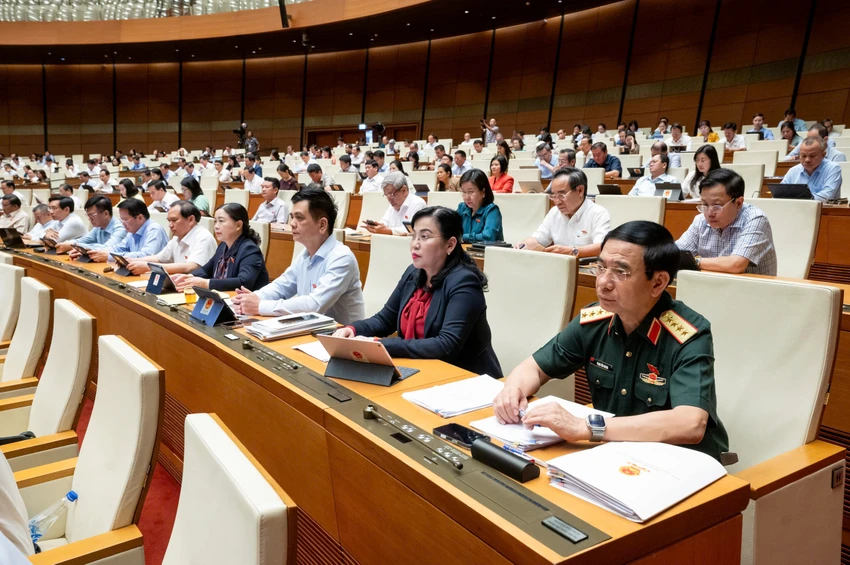 Các đại biểu tại phiên thảo luận về dự Luật Cán bộ, công chức sửa đổi chiều 14-5. Ảnh: QH